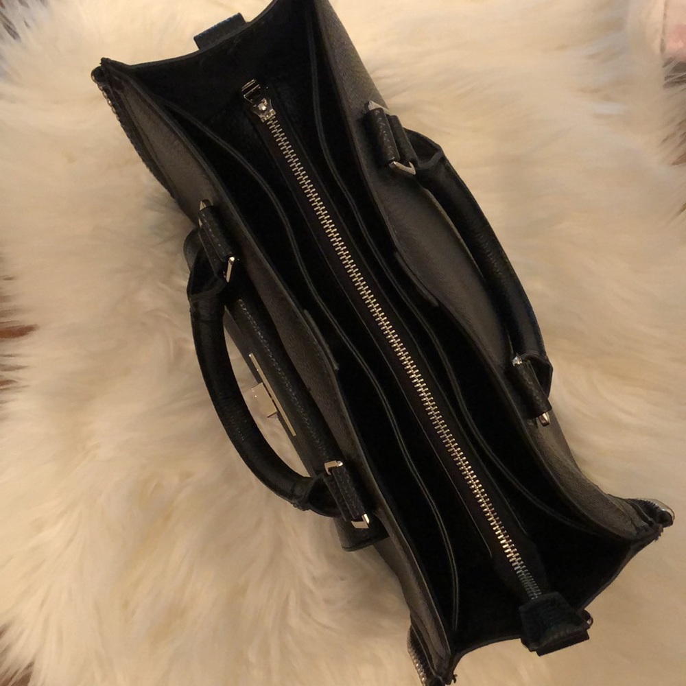 Steve Madden black handbag with adjustable crossbody/shoulder strap. - Picture 4 of 9